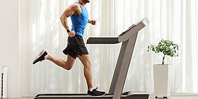 Heimtrainer Mann auf Laufband